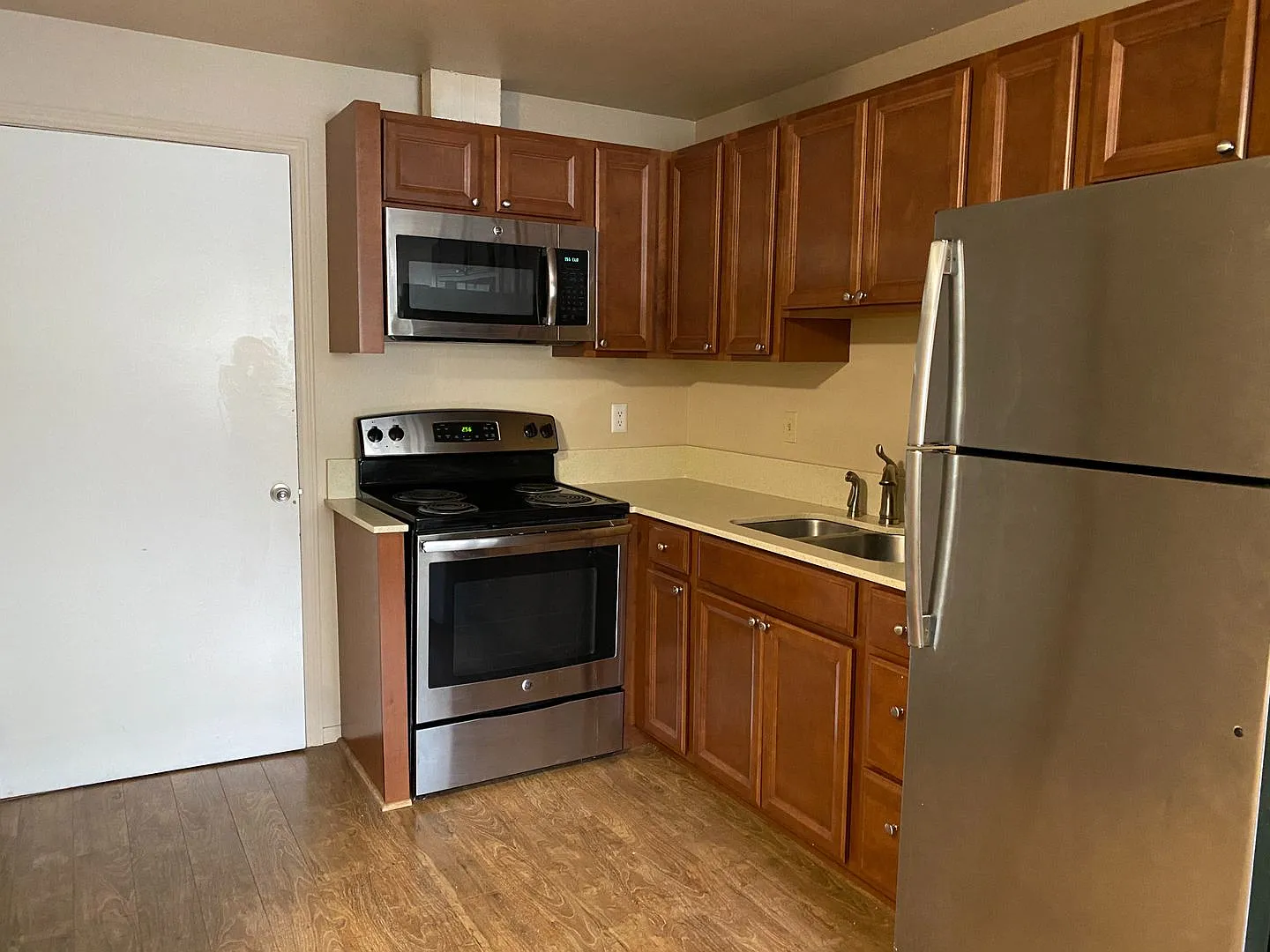Royal Manor Apartments — Photo 4