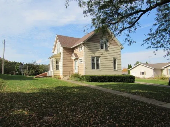 327 N Gill St, Monticello, IA 52310