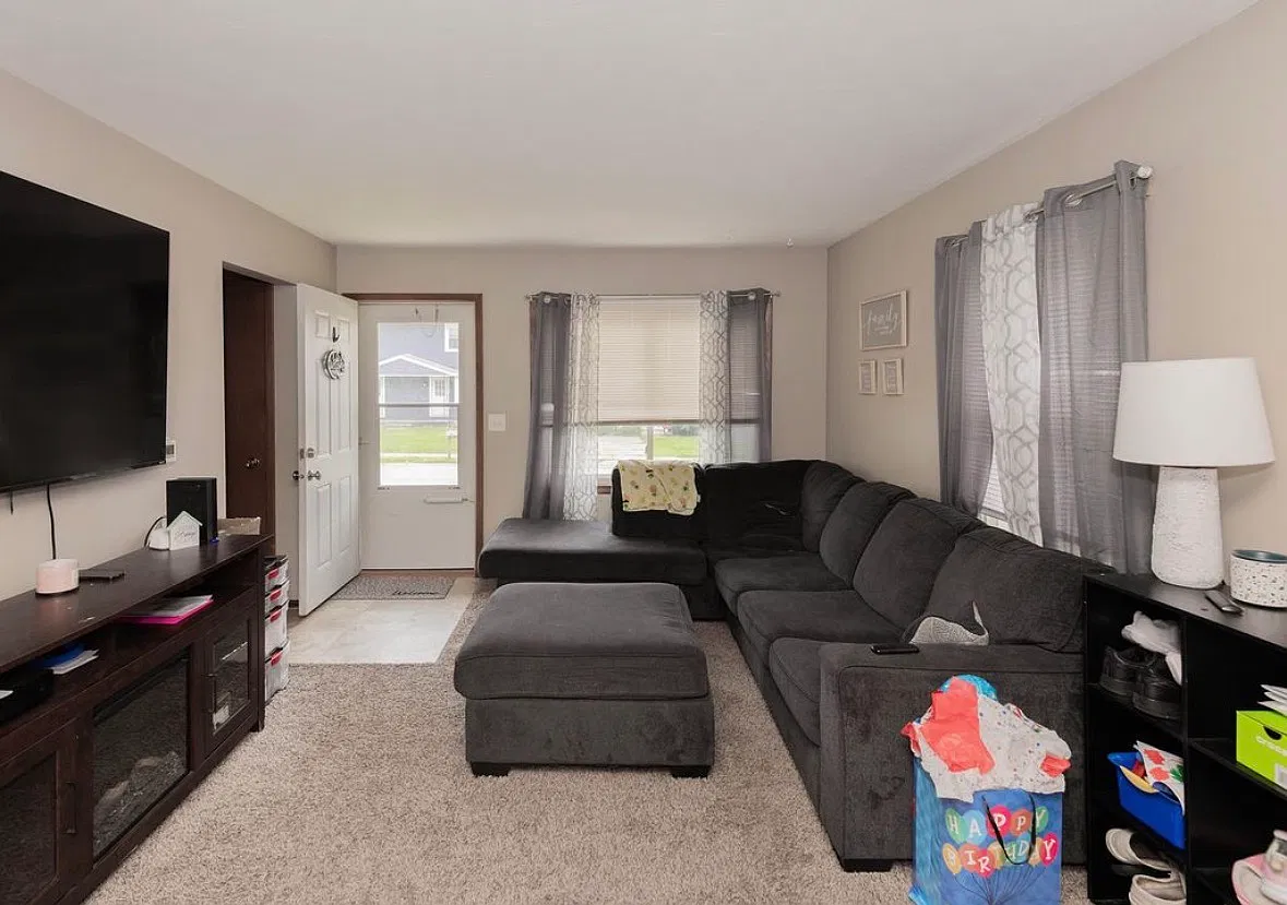 2 bed, 1690 sqft, $1,000 — Photo 2