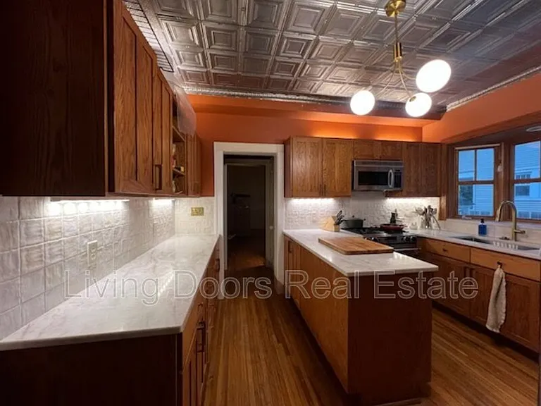 2300 Sewell St — Photo 3
