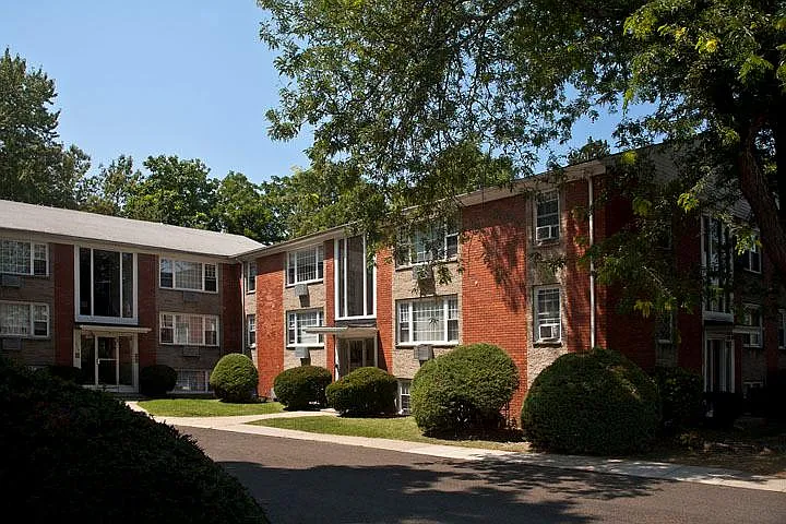 Evergreen Apartments — Photo 2