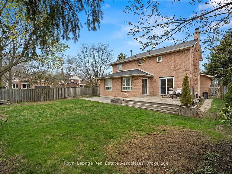438 Claremont Cres — Photo 33