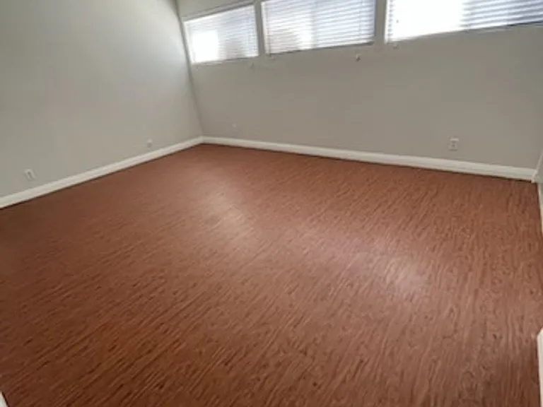 17440 Burbank Blvd — Photo 7