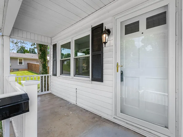 15 Holmes St — Photo 11