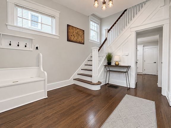 4th image of 25 E Summit St