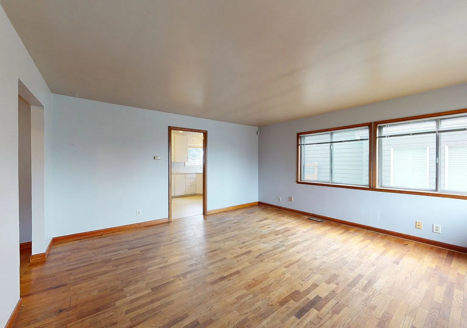 Two Bedroom Rambler In Kennydale - Great Location! — Photo 2