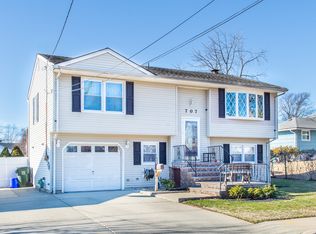 707 Chalet Dr, Woodbridge, NJ