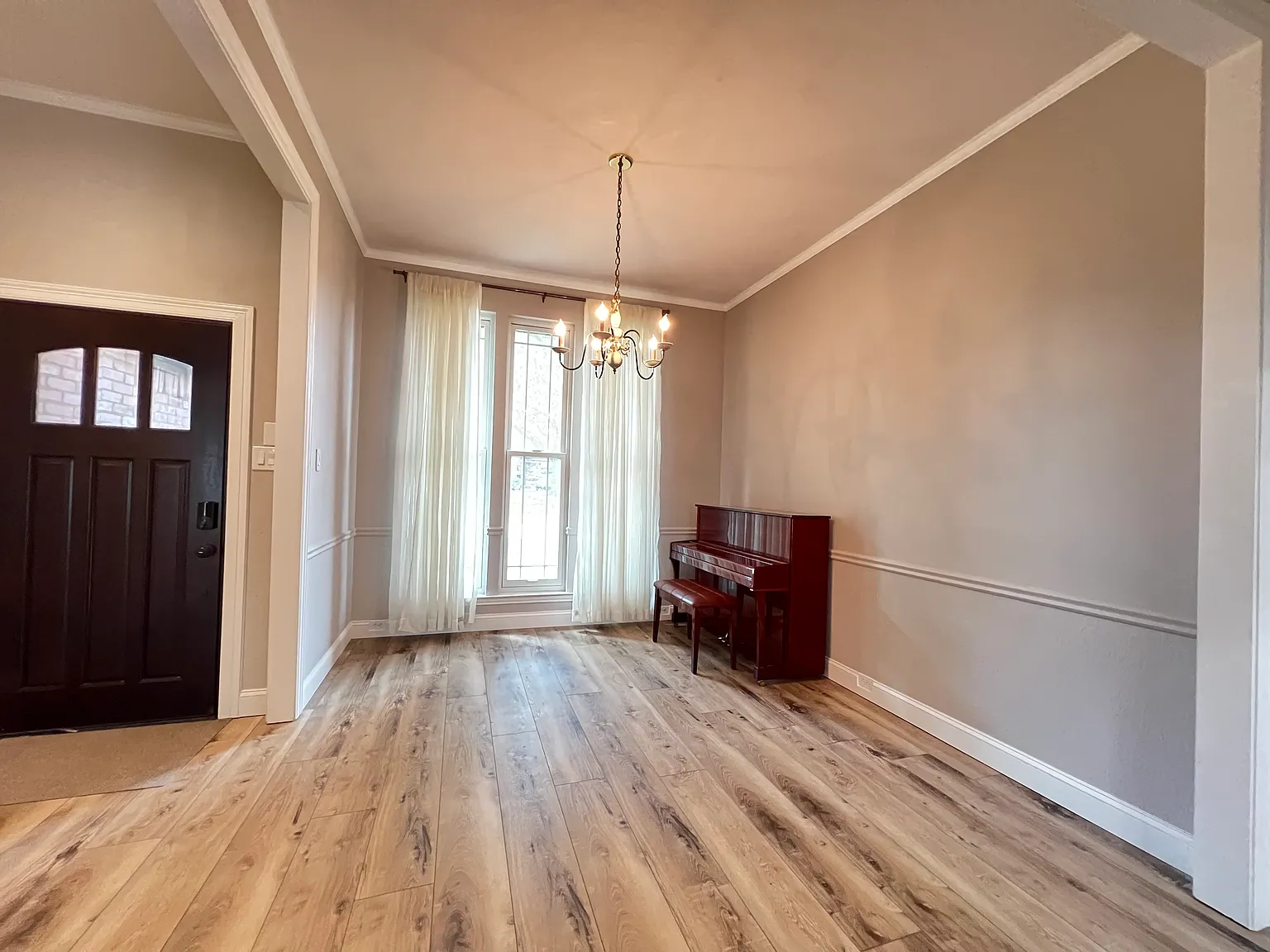 3 bed, 1931 sqft, $2,995 — Photo 3