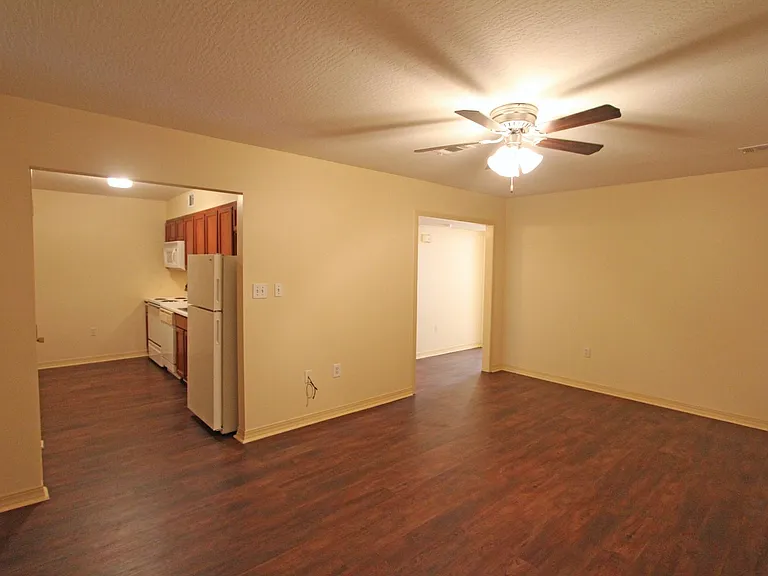 211 Chevy Chase Dr — Photo 12