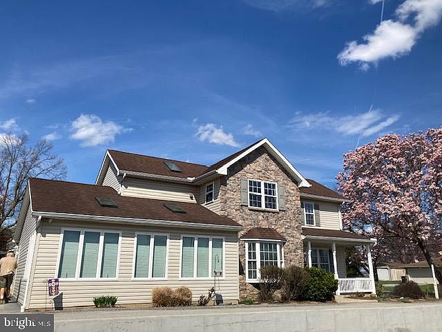 1st image of 8 & 10 N Kinzer Rd
