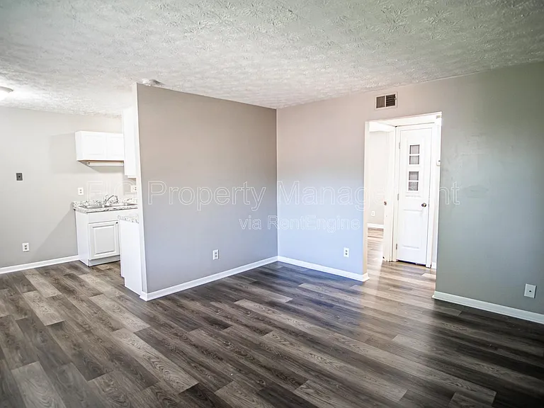 129 Hillcrest Dr #8 — Photo 2