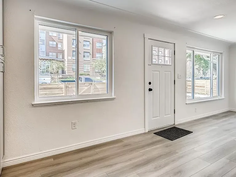 1526 N Wolff St — Photo 12