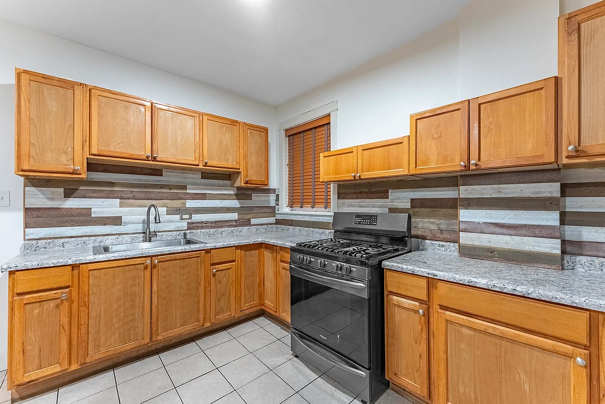 Building Photo - 4938 W Monroe St #1