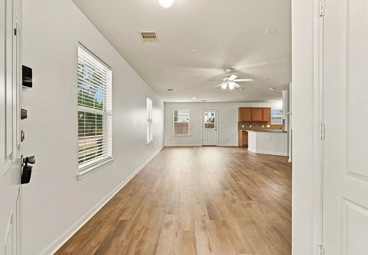 3 bed, 2.5 bath, 2038 sqft, $1,950 — Photo 2