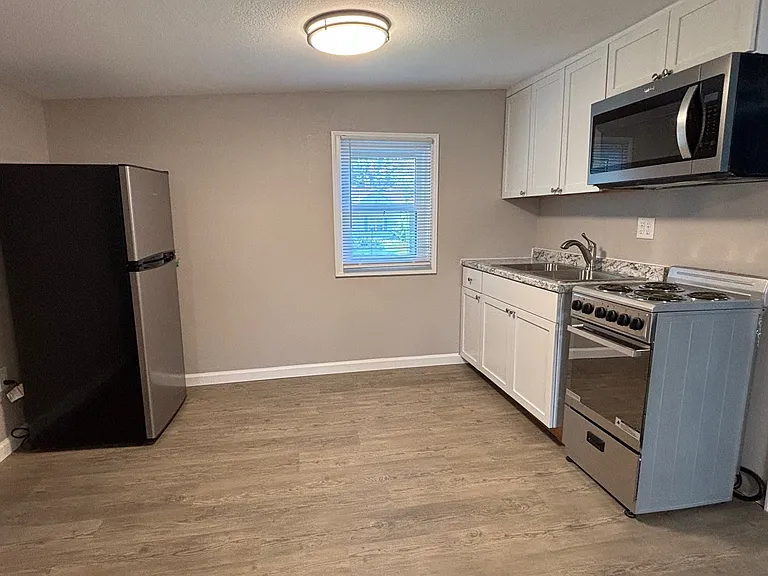 402 E Elm St #1/2 — Photo 7