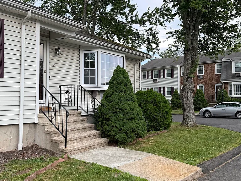 56 Janet Cir #7 — Photo 2
