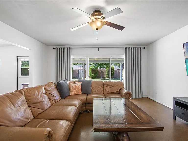 4320 E Clarendon Ave — Photo 9