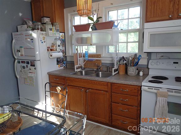 5th image of 107 Bickett St