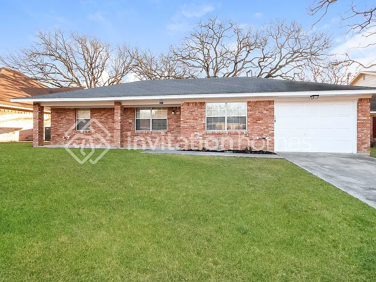 107 Lincoln Ln — Photo 1