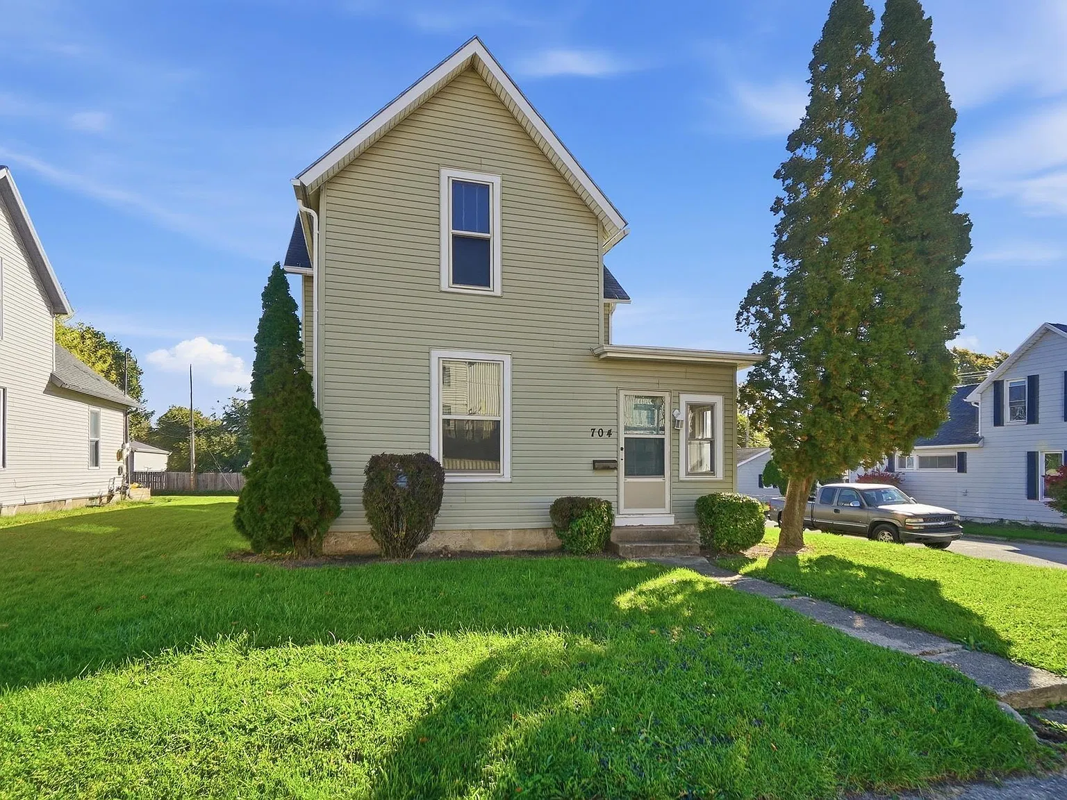 5 bed, 2.0 bath, 1568 sqft, $1,600 — Photo 2