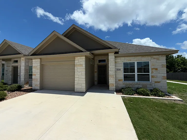 3230 Fenway Cir — Photo 2