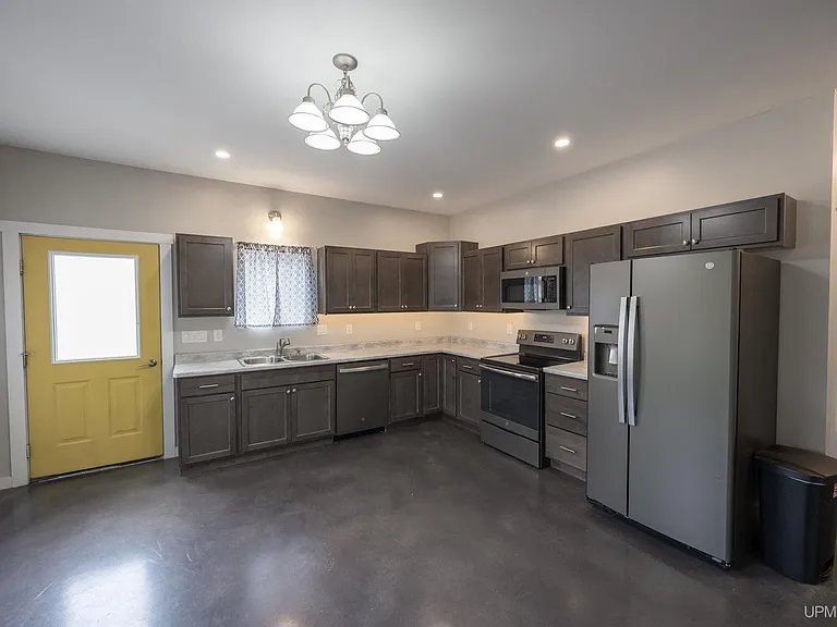 17245 Atlantic Ave — Photo 3