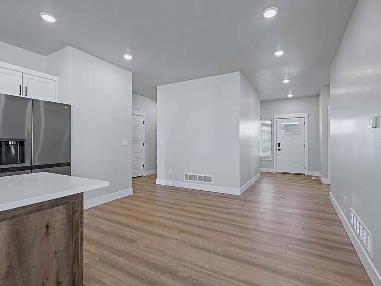 529 S Cutler Ave — Photo 8