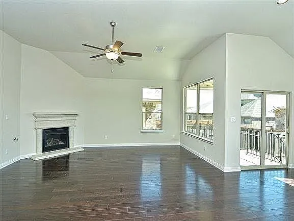 3 bed, 4.0 bath, 2738 sqft, $2,500 — Photo 3
