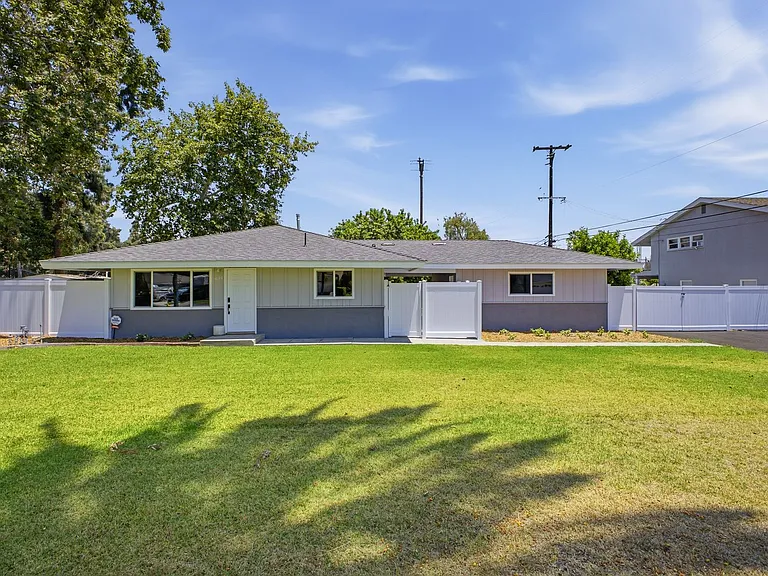 1076 El Campo Dr — Photo 1