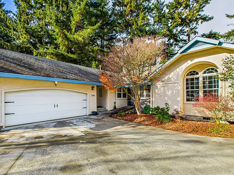 +Single family ranch
+4 beds, 3 baths
+2000 square feet