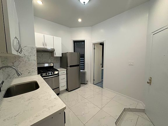 2nd image of 332 W 37th St APT 5RW