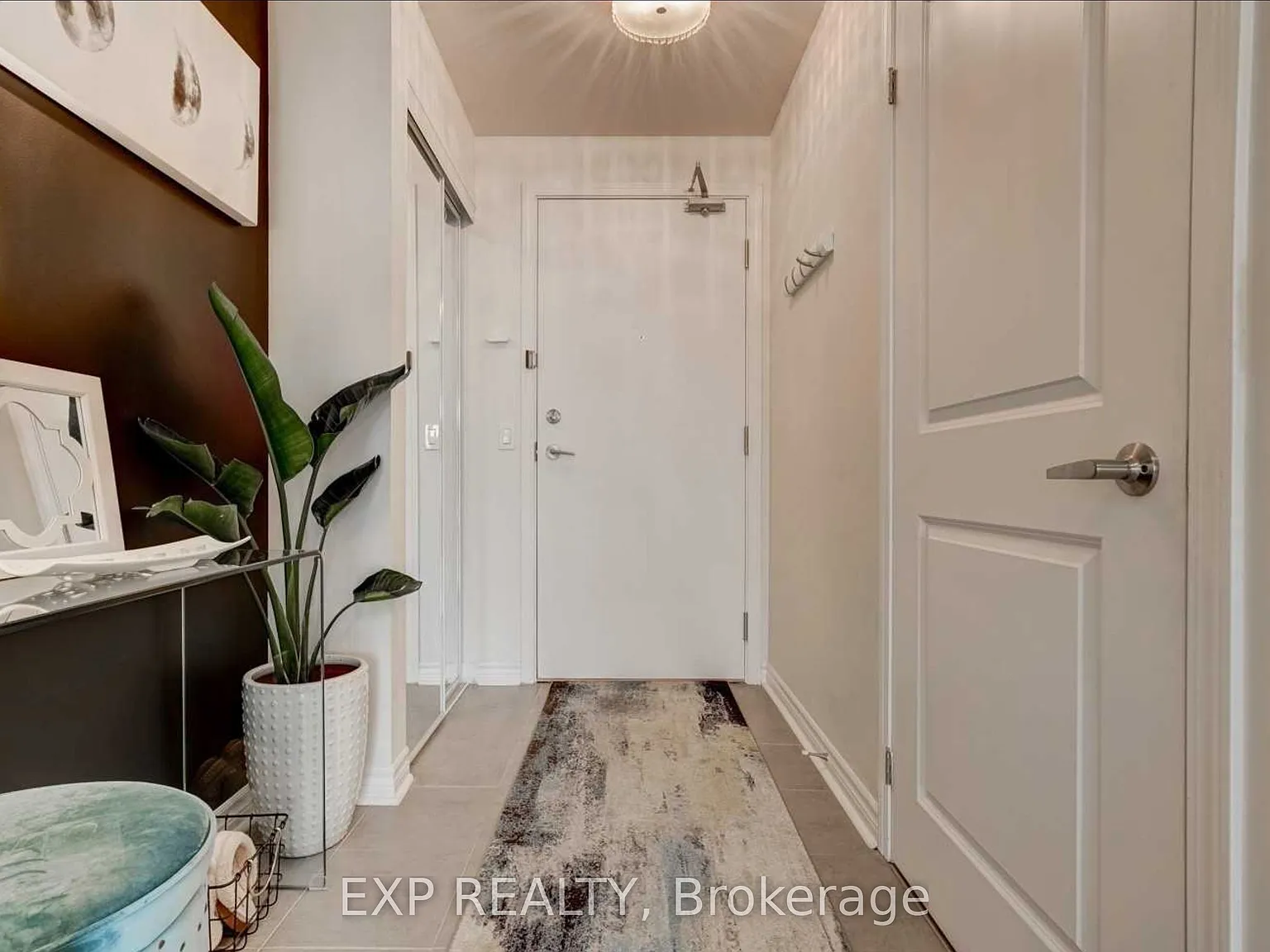 Visto Condo On Maple Leaf — Photo 2
