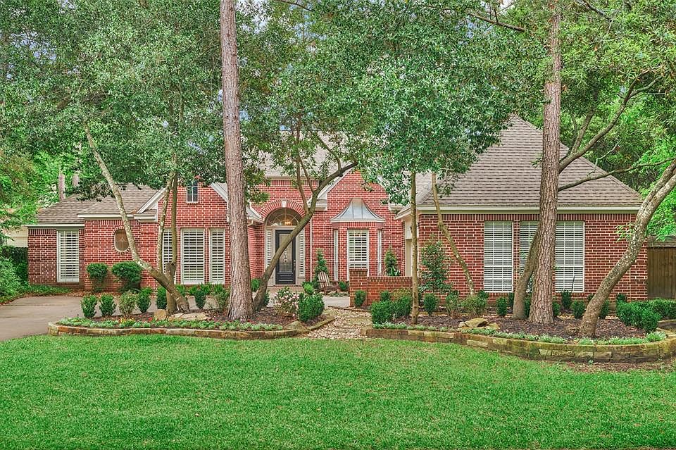 Welcome to 63 Tree Crest circle in The Woodlands!