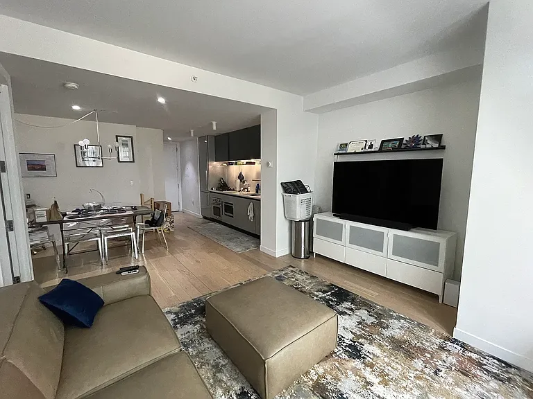 540 W 49th St #CY4S — Photo 4