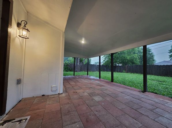926 W Embercrest Dr, Arlington, TX 76017