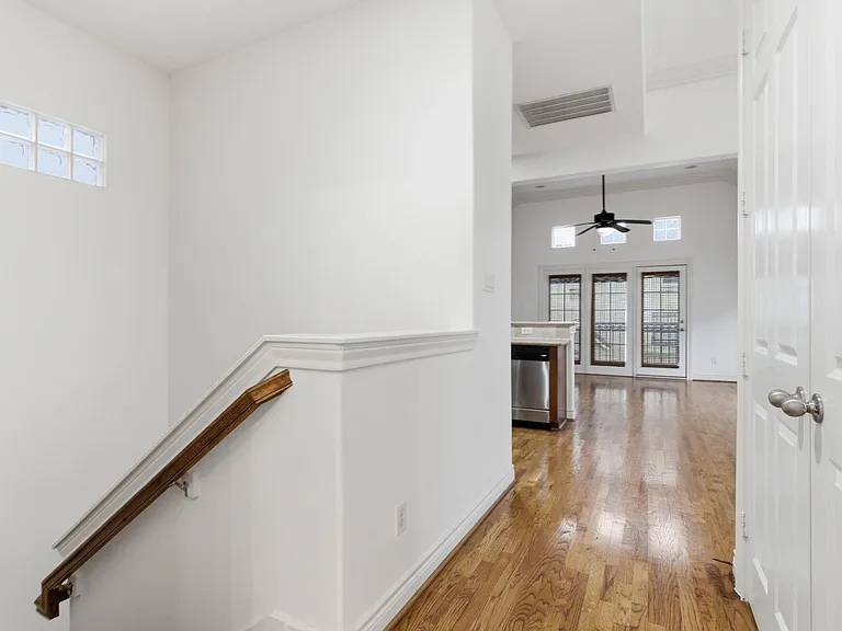 1303 Sherwood Point Ln — Photo 6