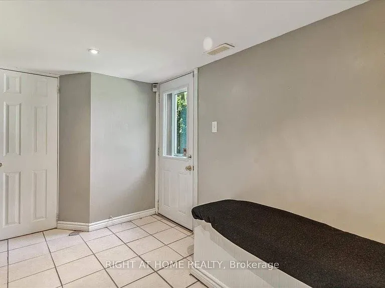 1252 Waterdown Rd #LOWER — Photo 2