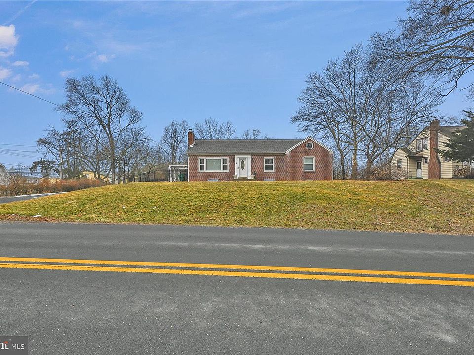 1st image of 8 Crums Ln