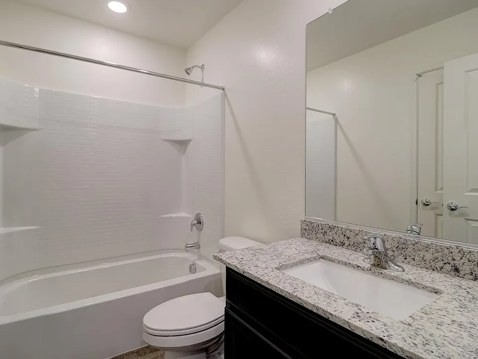 556 W Partridge Dr