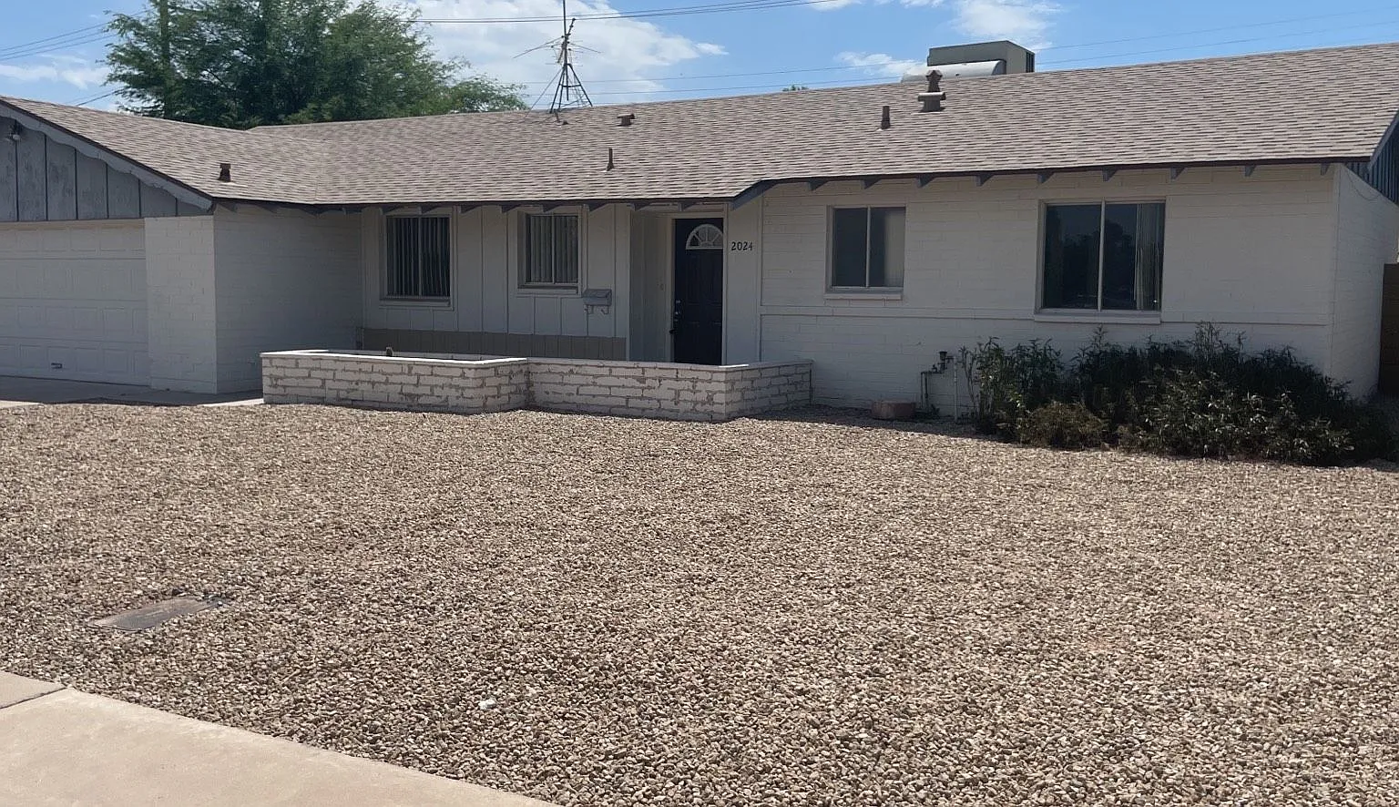 Updated 3-bed, 2-bath single-family home in a convenient Scottsdale location! — Photo 2