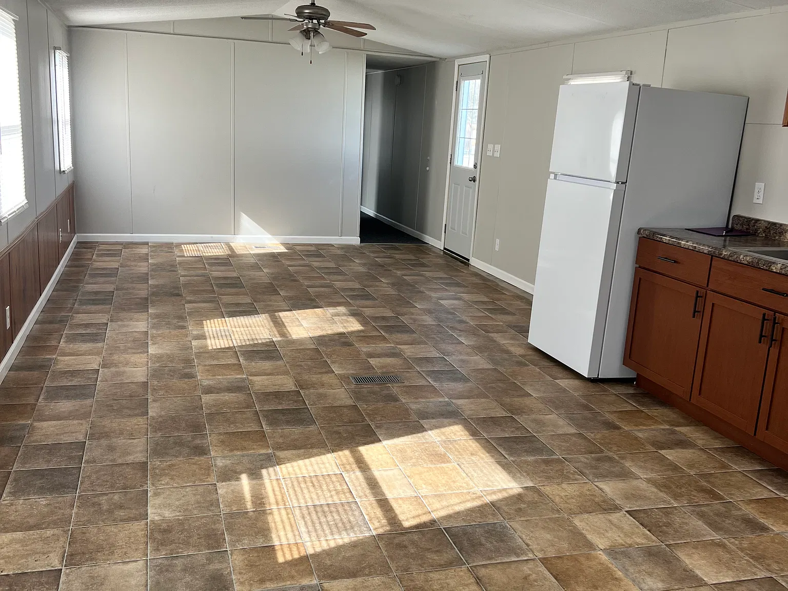 3 bed, 1036 sqft, $750 — Photo 2