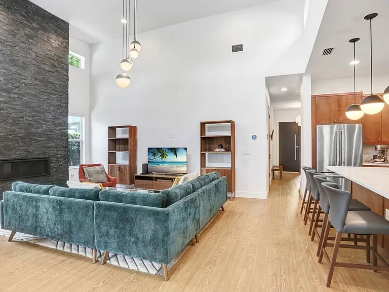 1326 W Fig St — Photo 15