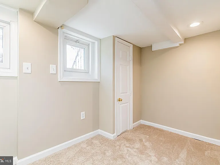 130 W Randall St — Photo 27