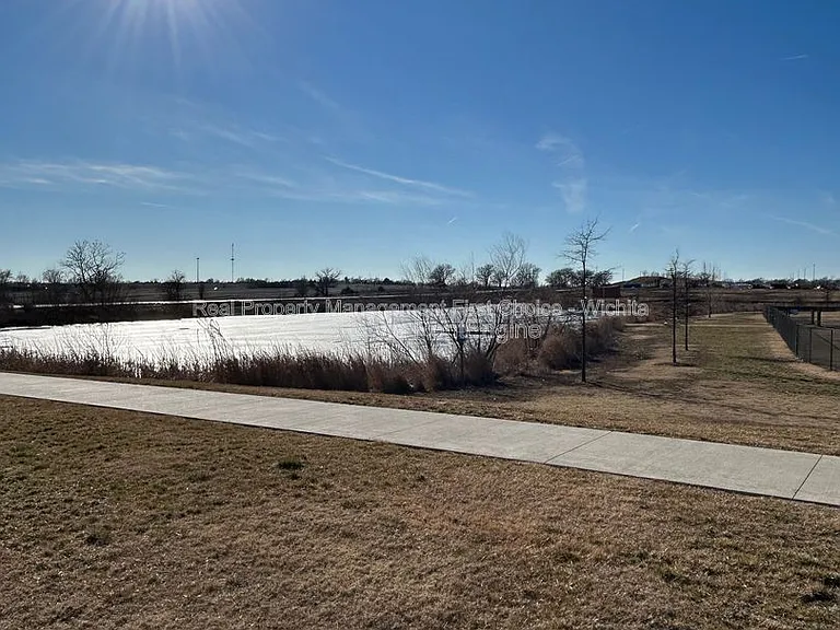 1736 E Decarsky Ct — Photo 4