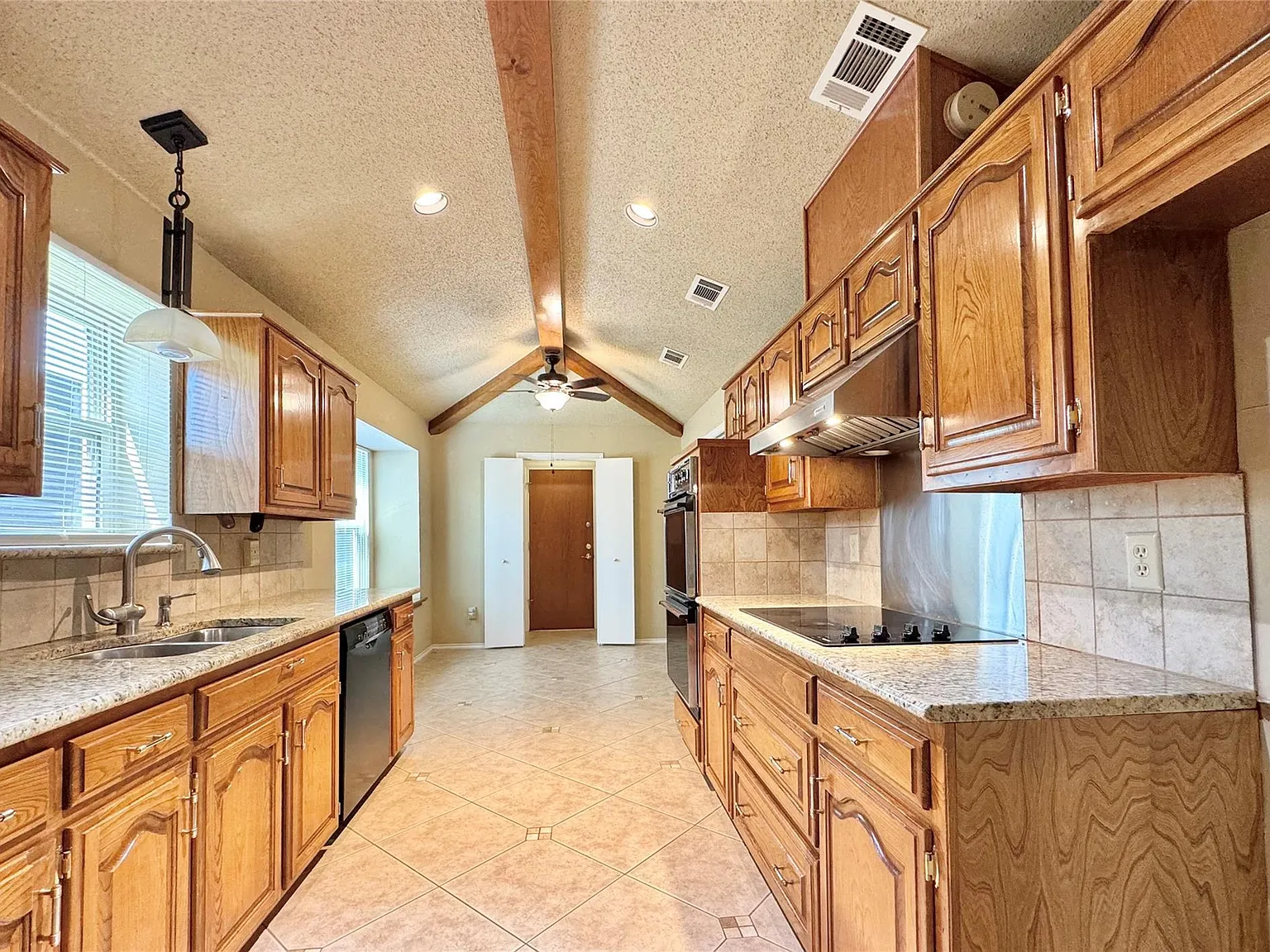 4 bed, 1964 sqft, $2,950 — Photo 4