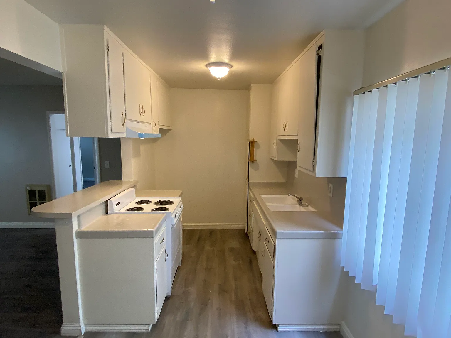 Carlton Apartments — Photo 2