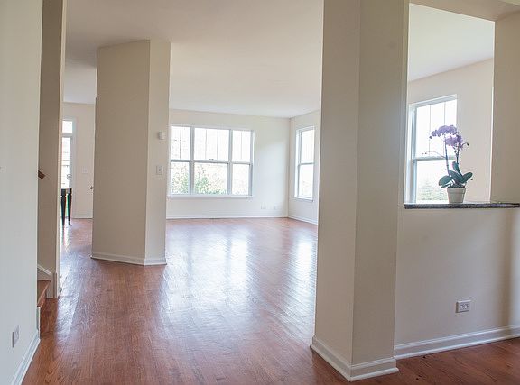 2nd image of 1901 Crenshaw Cir
