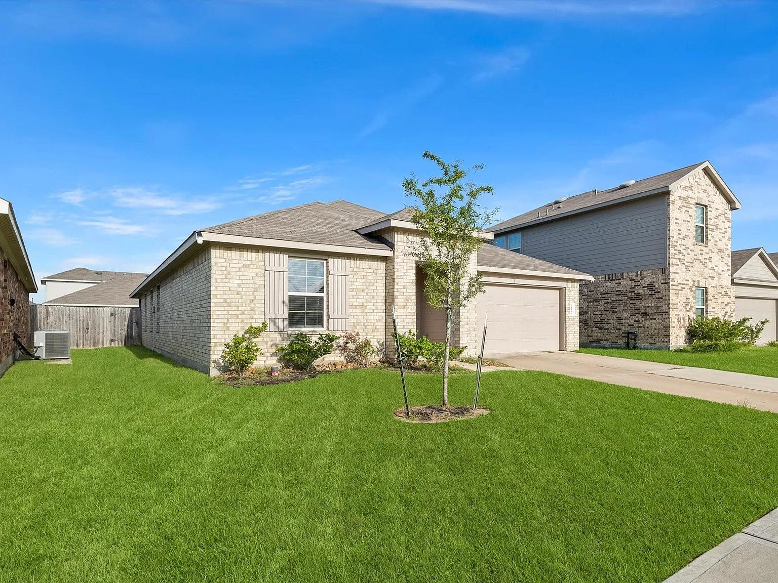4 bed, 2.0 bath, 2302 sqft, $2,495 — Photo 4