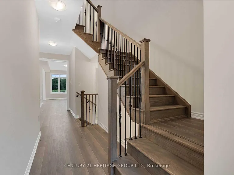 82 Ferragine Cres — Photo 5