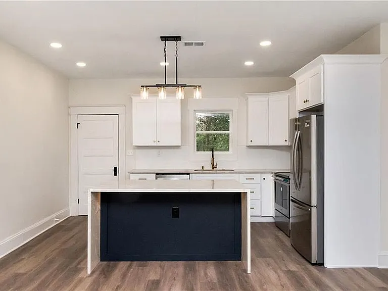 704 Marine St — Photo 9